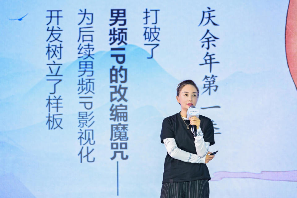 例如在改编《白鹿原》《人世间》这类严肃文学时,剧作需要最大程度