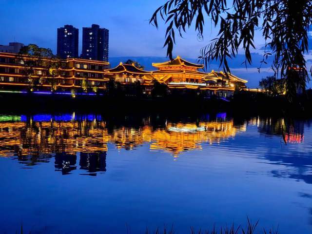 暴雨前夜网友实拍广元东坝夜景这是我见过的最美的夜景