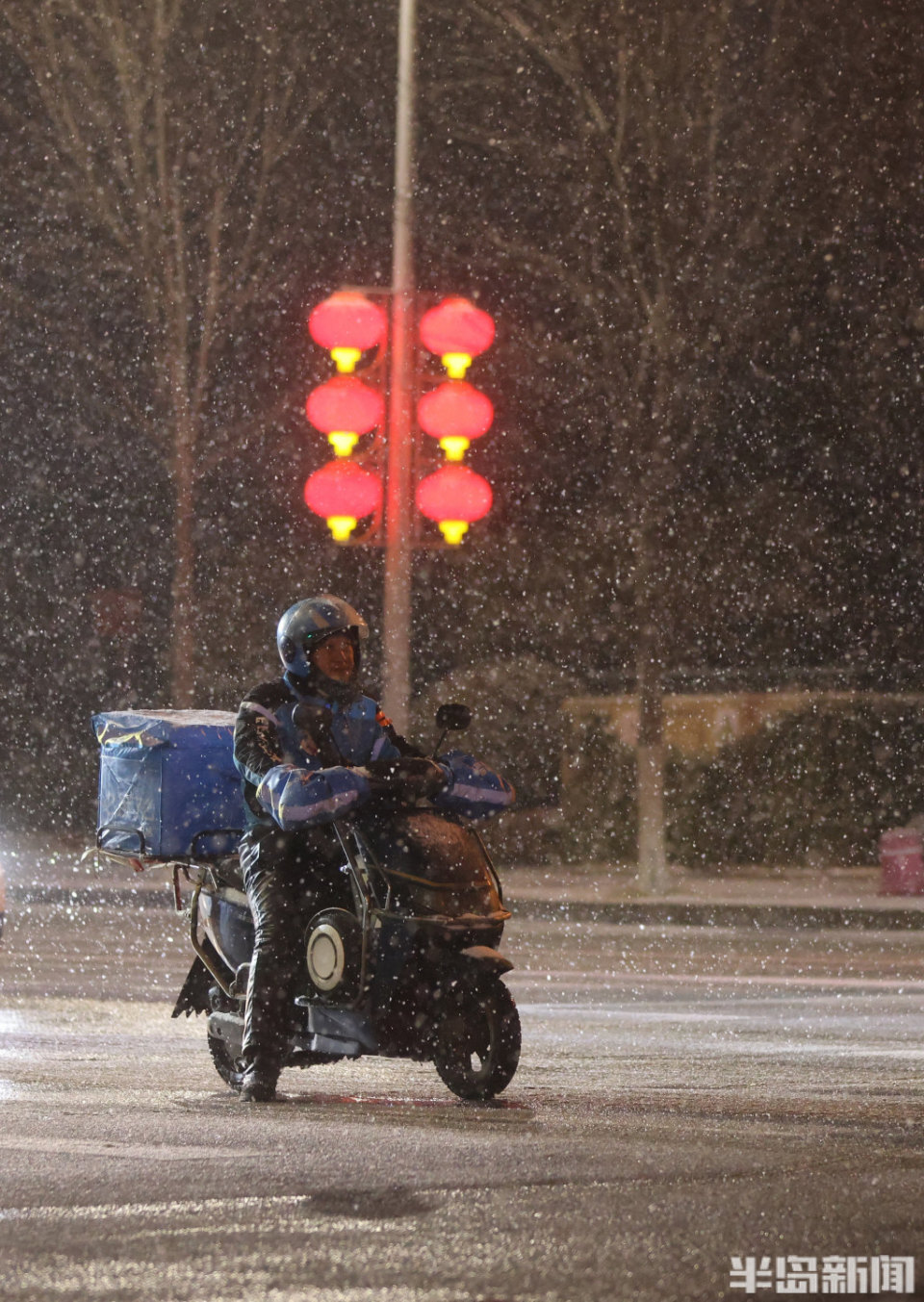 风雪夜行人