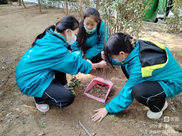 文明創建不止步學習雷鋒我先行西安市秦川中學志願者小分隊參與校外