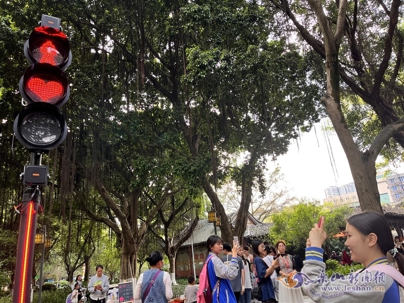 是心动呀乐山街头的爱心红绿灯你发现了吗