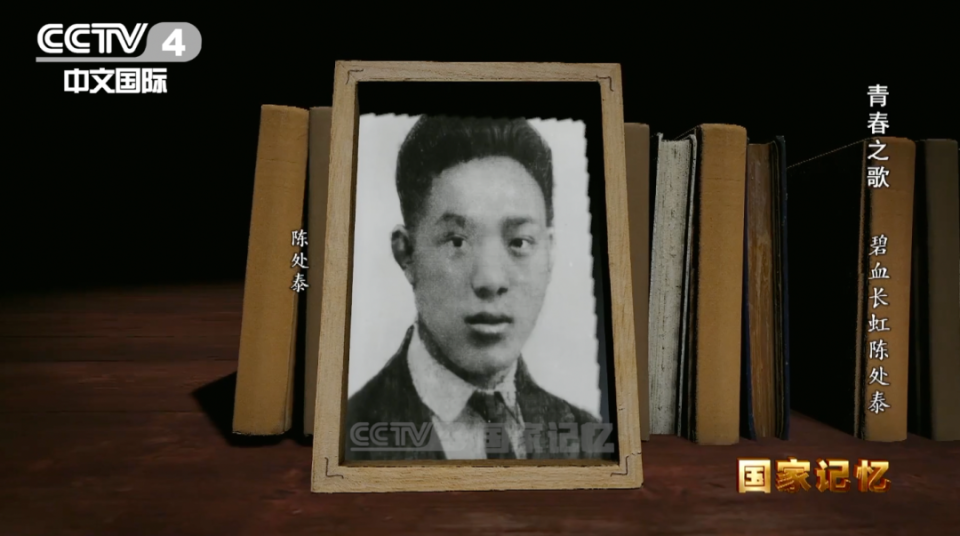 他当时利用自己的英文,阅读了马克思很多的书,特别是还读了《资本论》