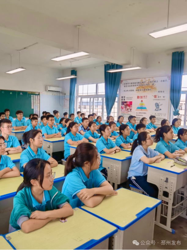 官湖初级中学教师王欣欣说:"希望通过这节班会课,燃起学生们的斗志