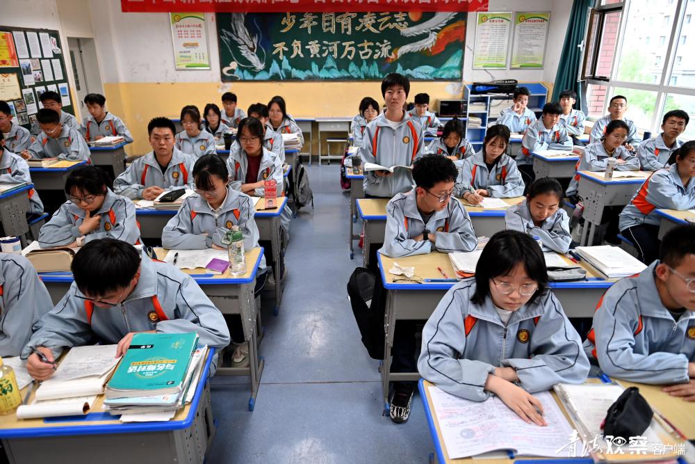 近日,西宁市海湖中学的高三学生正在积极备考,信心满怀迎战高考,用