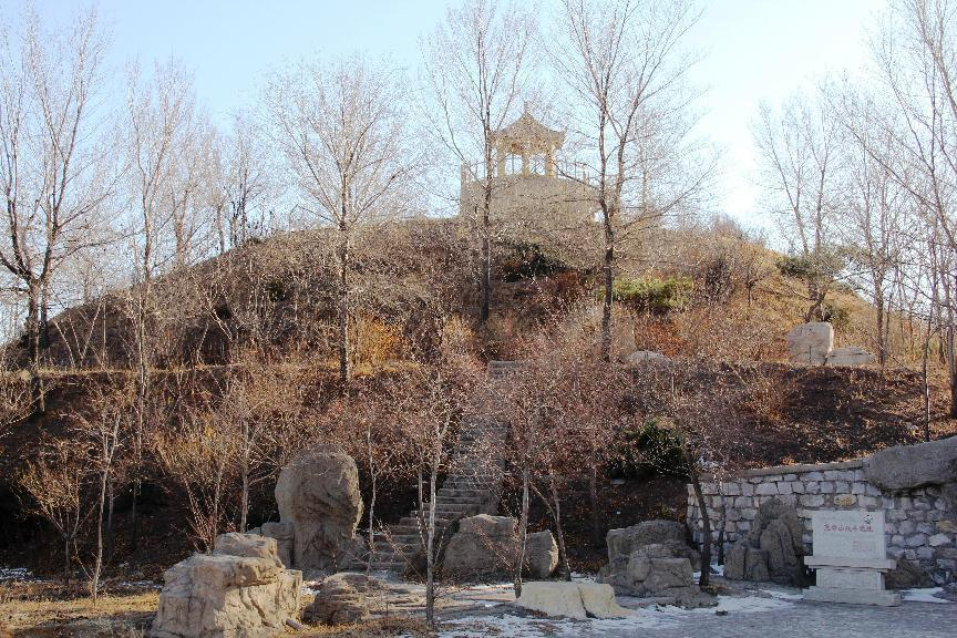 亮甲山战斗遗址位于凌河区松坡路三段40号,今锦州医科大学校区内北侧.