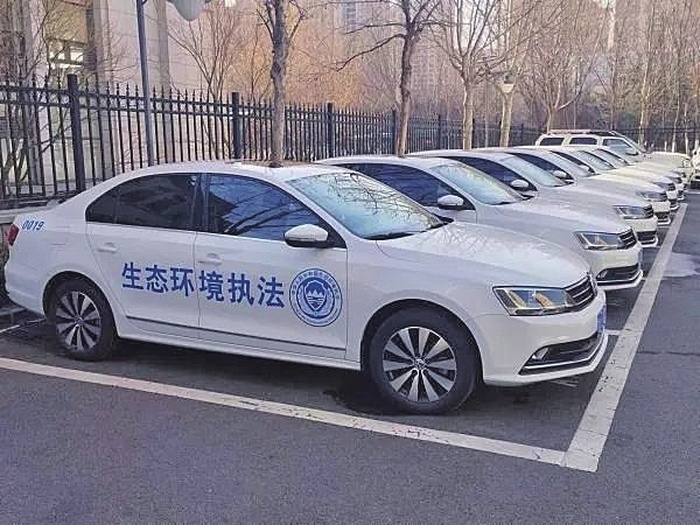 我市生态环境执法车辆完成标识喷涂近日,记者从市生态环境局获悉,为