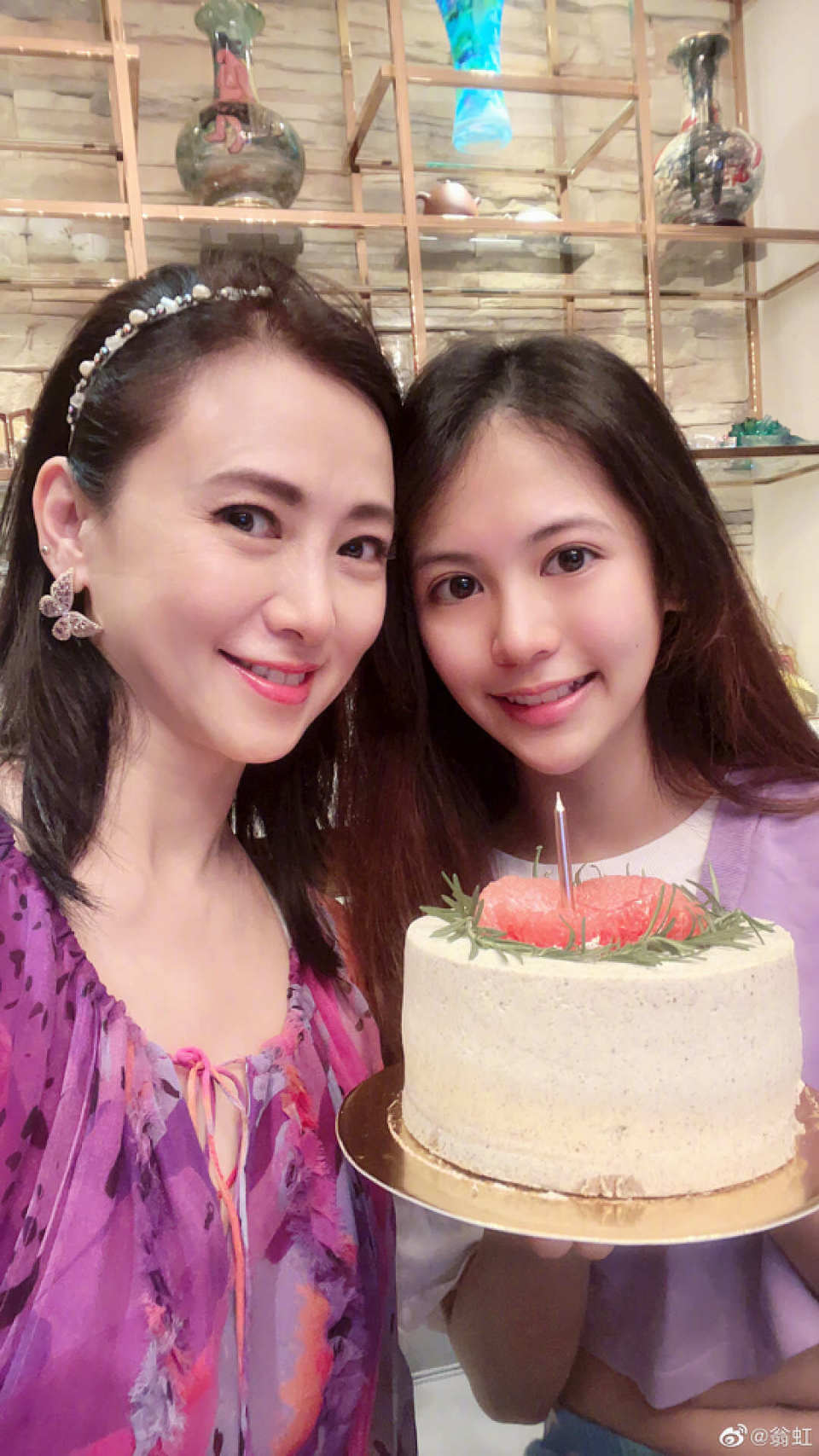 15岁女儿身材高挑星味浓,被指撞脸阿娇