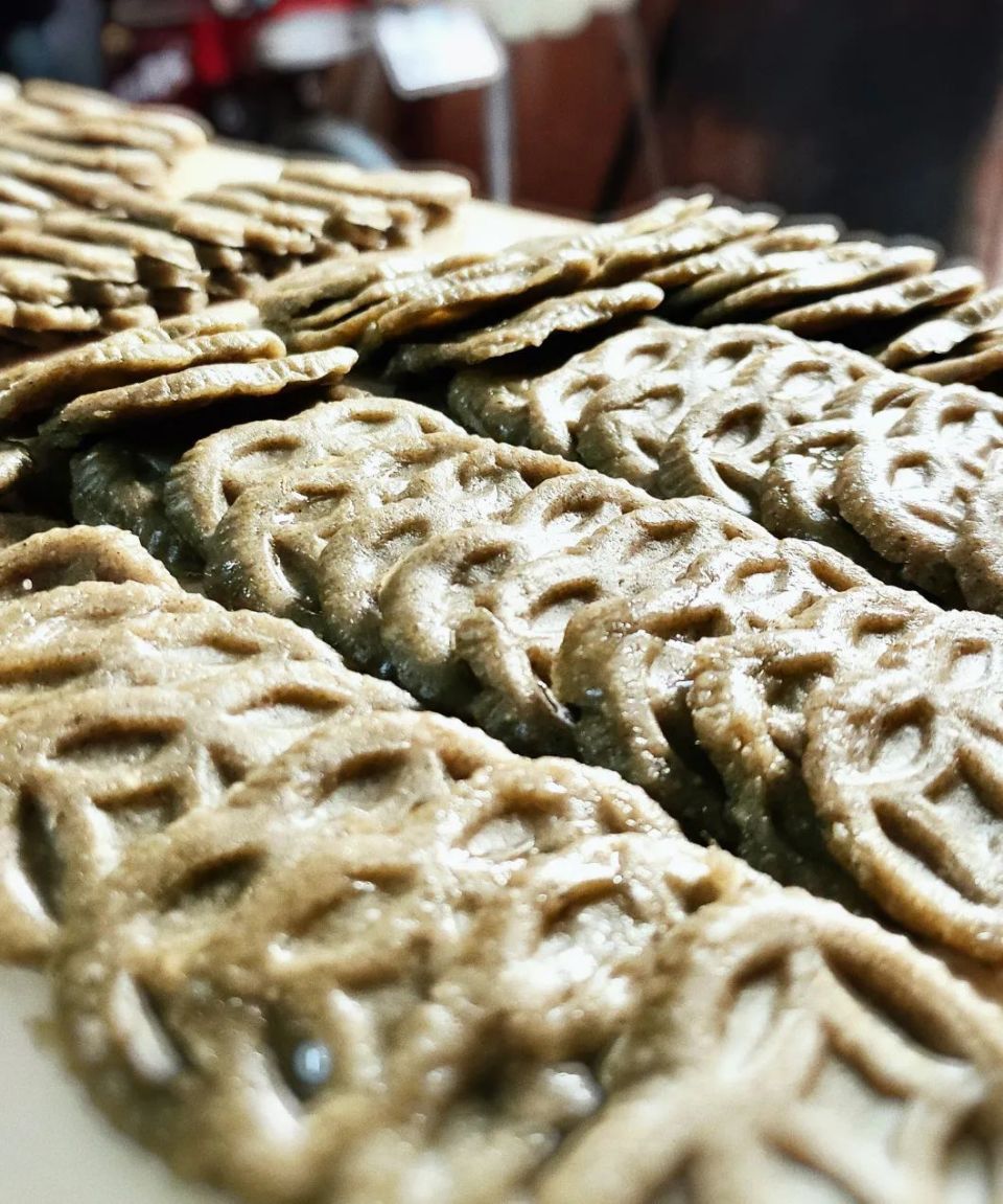 如今,在家制作栾樨饼的人越来越少了但也有不少家庭将这个传统习俗