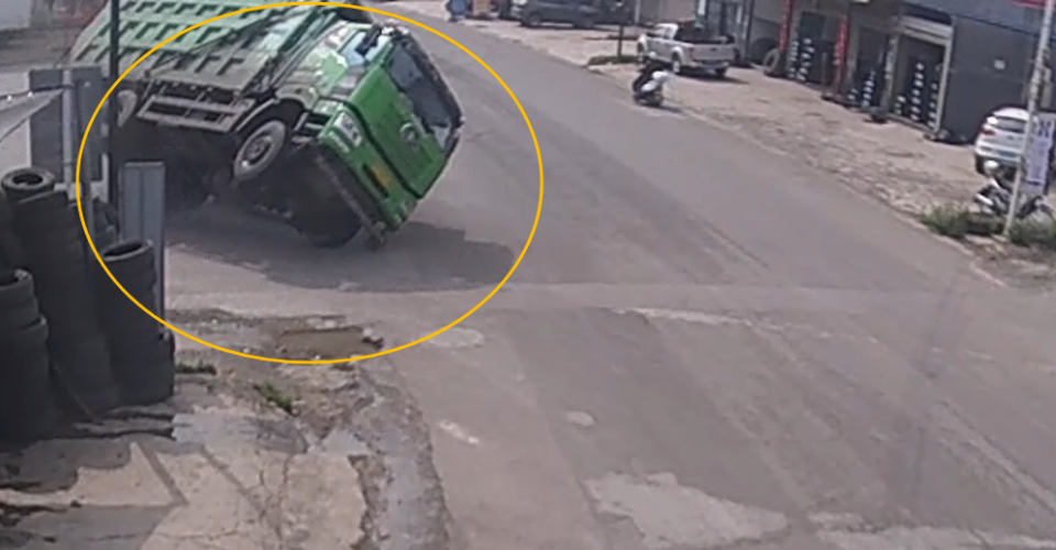 货车侧翻"一带六",场面十分"壮观" | 知危险会避险