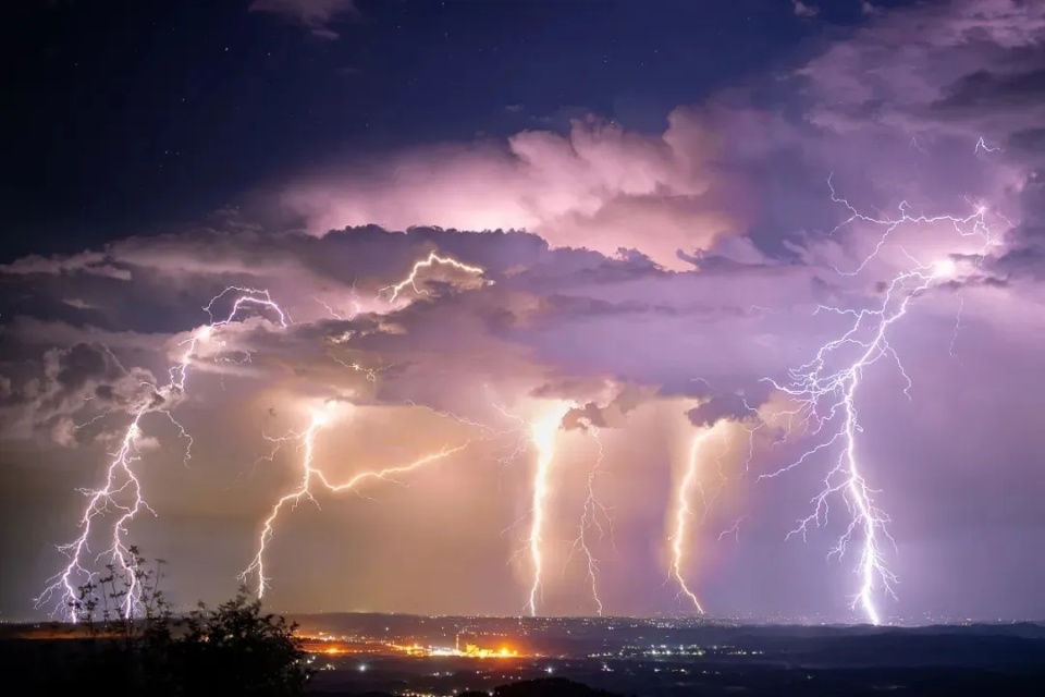 由于闪电距人类较远,因此其并非只有肉眼看到的体量.