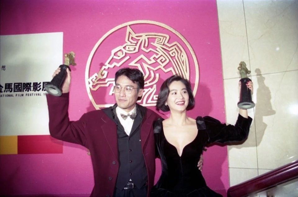 获奖的林青霞和梁家辉,张学友,张曼玉在后台愉快合影,没想到2年后他们