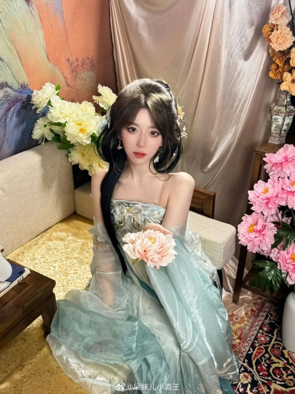 呆妹儿称自己要留在斗鱼做一姐,不换平台的原因是钱可以少赚,但是不能