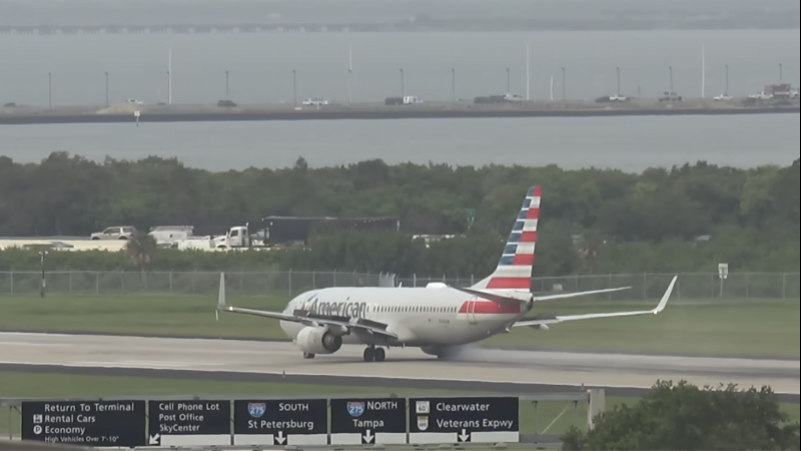 突发!一飞机滑行时,多处轮胎爆裂