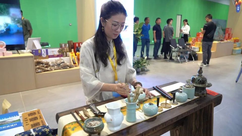 惠东绿棋楠沉香参展引关注 现场点燃香气四溢