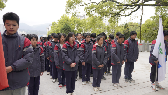 资溪县第一中学开展清明祭扫英烈活动