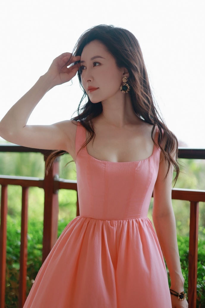 舒畅分享旅游美照天赐身材和容颜惹人羡笑容甜美宛如初恋