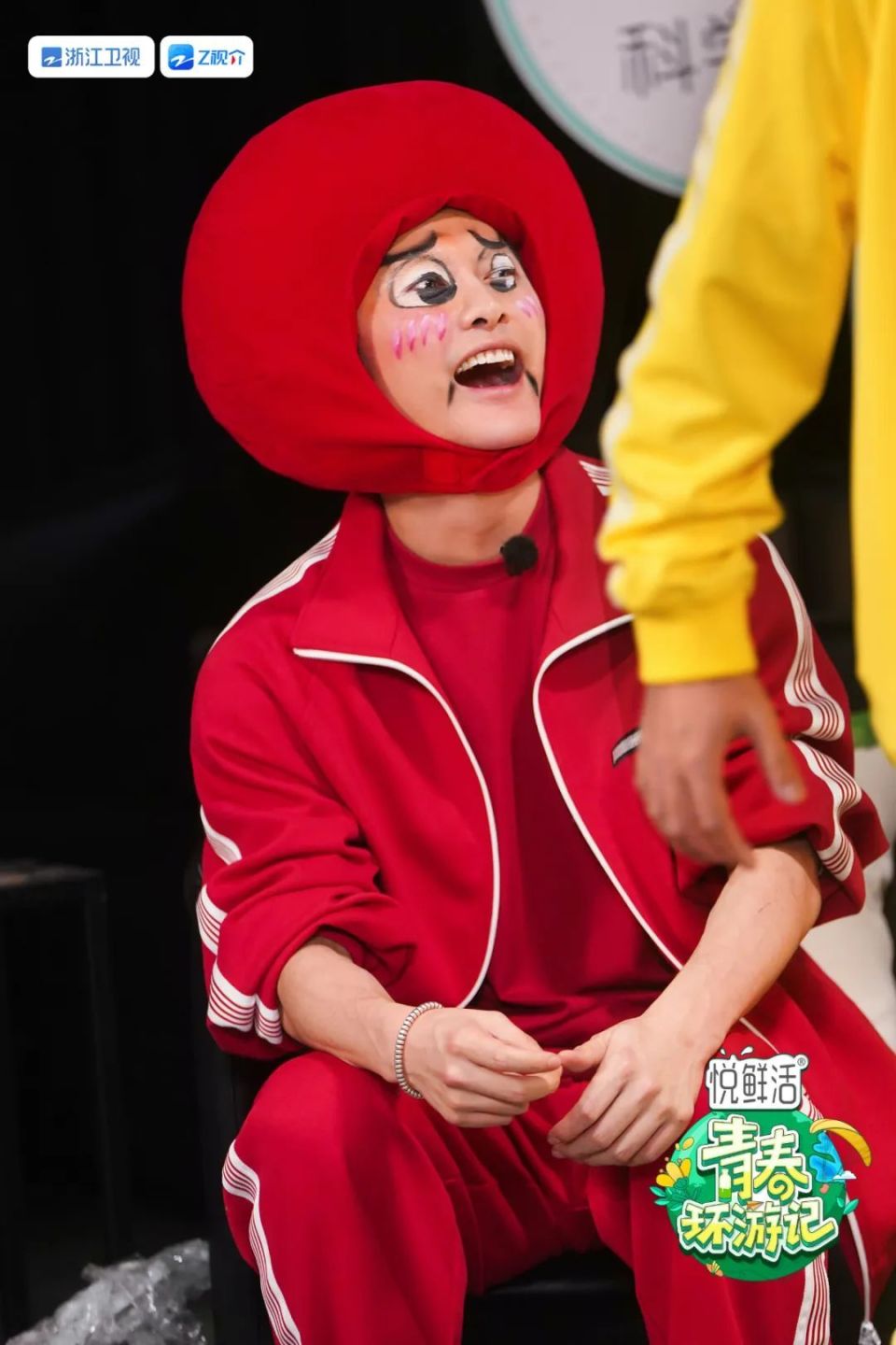 "为还原影视名场面有人青筋暴起,有人轻轻松松已知"卧底"的箱子重量不