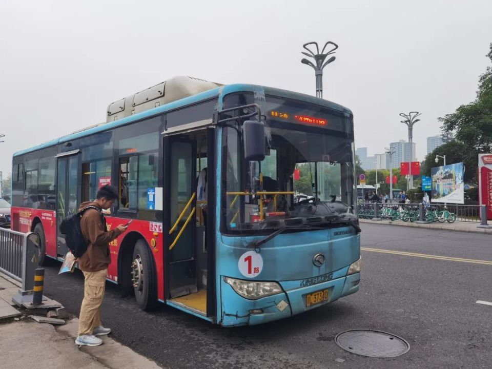 便捷快速乐山开行7条宠游客公交线路