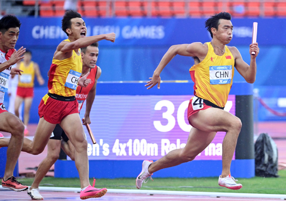 成都大运会田径男子4x100米接力中国队夺冠2