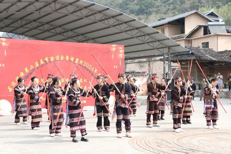 贵州荔波:民族团结一家亲 瑶族同胞共联谊_腾讯新闻