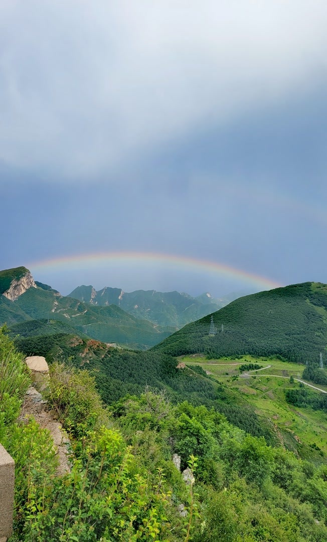 继霞光,云海后,北京房山白草畔又出现"双彩虹"