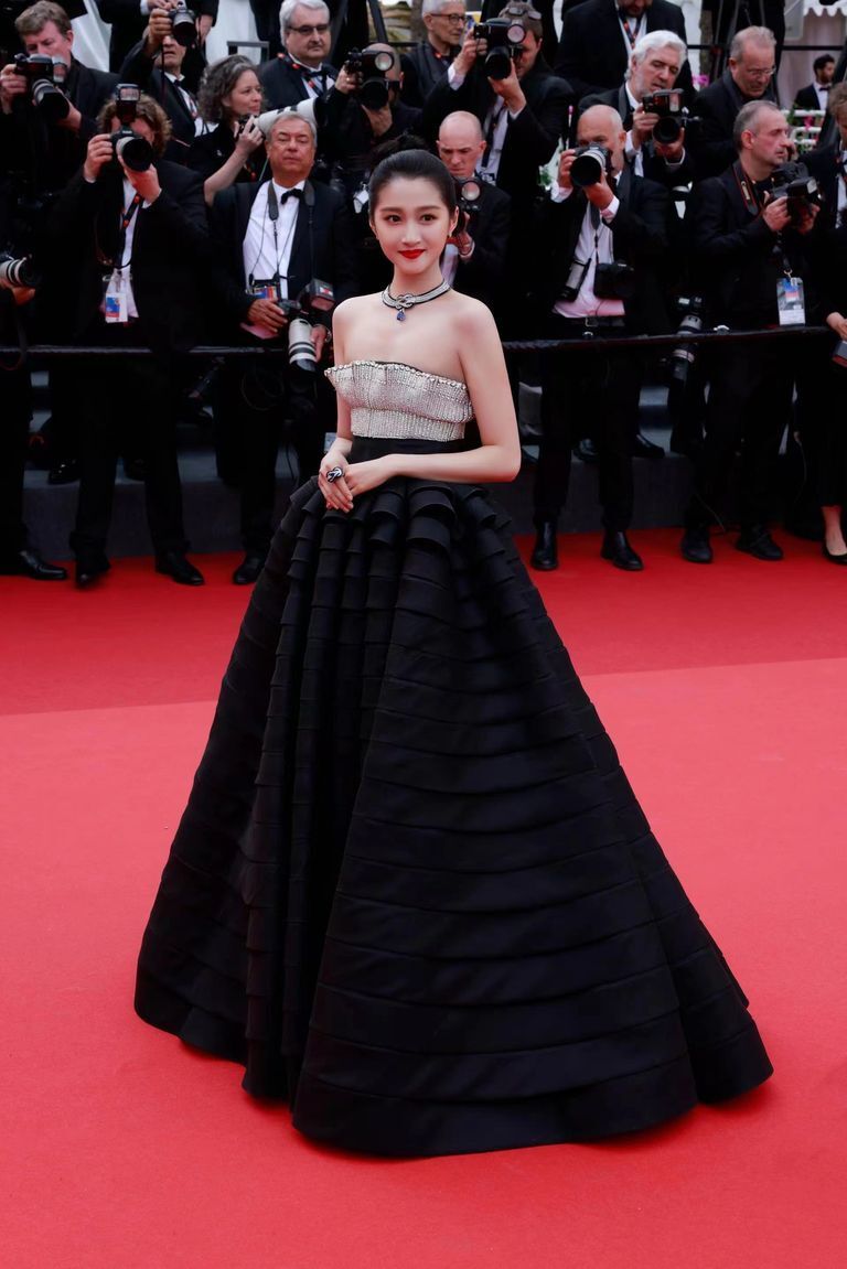 fred斐登携品牌心愿代言人关晓彤亮相戛纳开幕式红毯_腾讯新闻