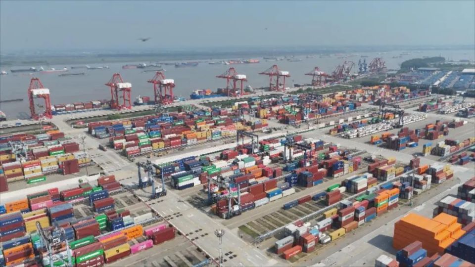 在南京港,与太阳"肩并肩"