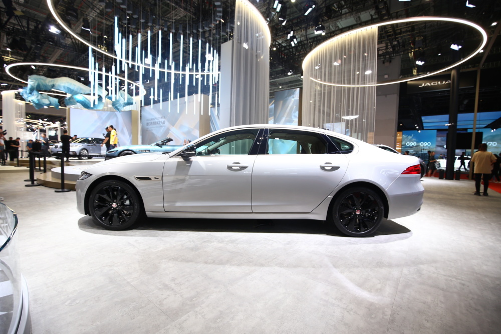 换装第三代采埃孚8at 捷豹xfl亮相上海车展_腾讯新闻