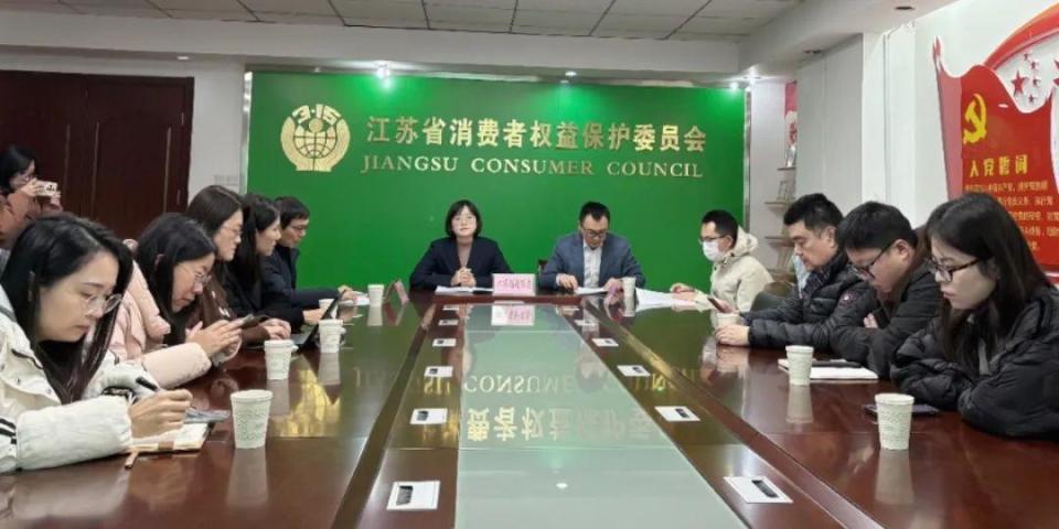 过度维修、弄虚作假、强制消费……说起修车时遭遇的“套路”，不少车主都忍不住吐槽，买车容易修车可太难了~根据舆情监测数据，2024年1月1日至2024年12月15日，江苏省内涉及汽车维修消费方面的舆情信息共计47104条。汽修业价格宰客、过度维修、强制消费等不诚信问题时有发生，现有的行业规范和标准尚不能满足消费者的实际需求。为提升消费者的消费体验，促进汽修行业的健康发展，江苏省消保委围绕汽修行业消费