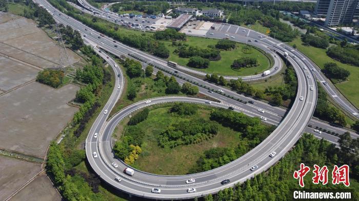 新春走基层高速路上的浙里守护暖流涌动护航平安回家路