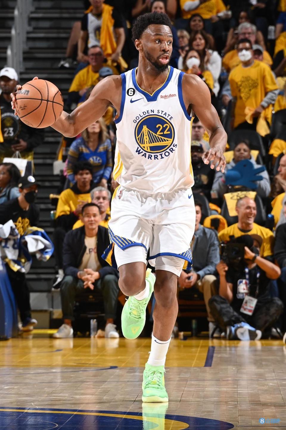 维金斯近五战场均18分4.8板2.6助1断1.2帽_腾讯新闻