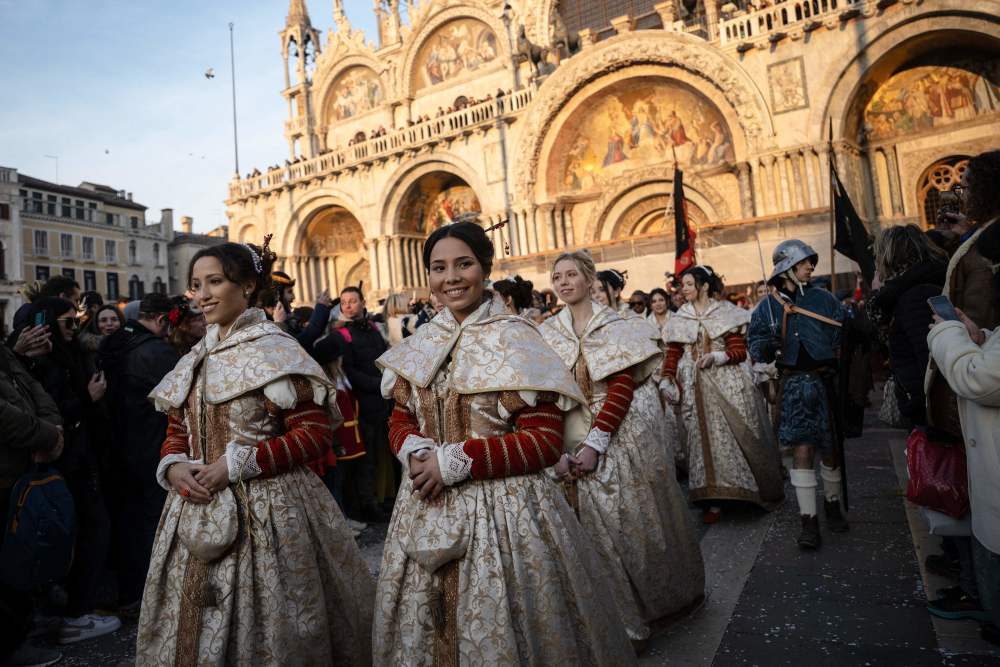 2月3日,人们身着狂欢节服饰走过意大利威尼斯圣马可广场.