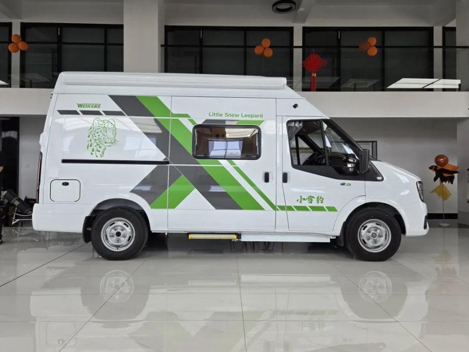 卫航小雪豹房车在外观设计上注重小巧与灵动,整车外尺寸为5998x2098x2