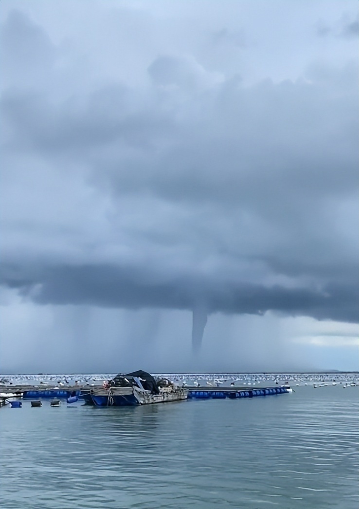 福建东山县出现"龙吸水"奇观 当地气象台解答