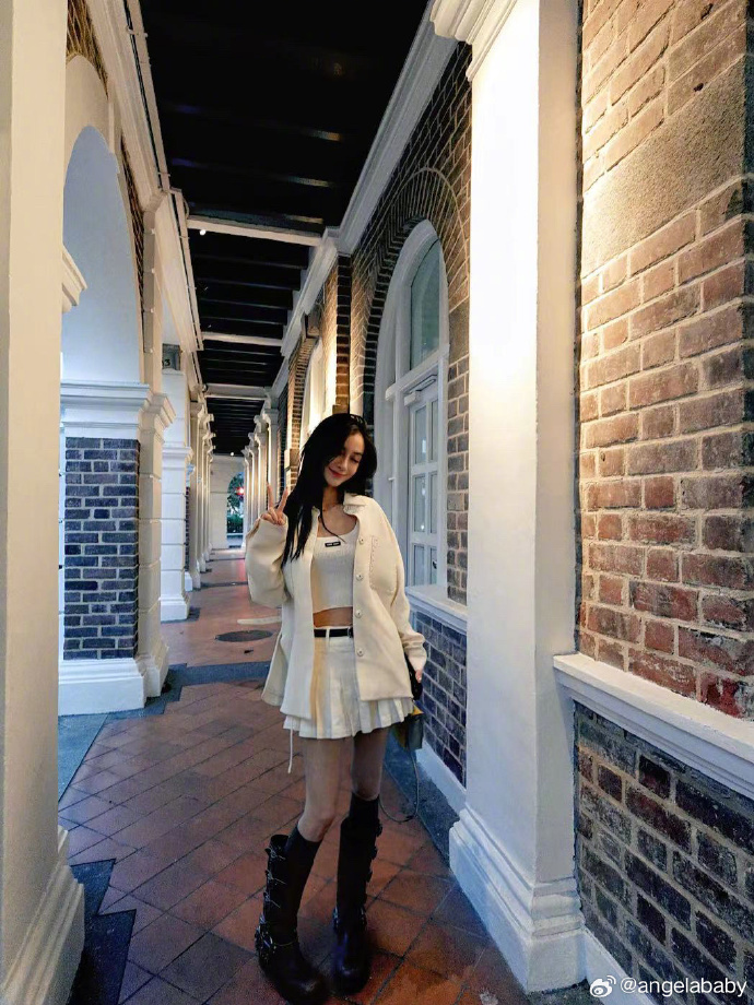 看到如今的angelababy也依旧如此的迷人,而且脸上也时刻挂着灿烂甜美