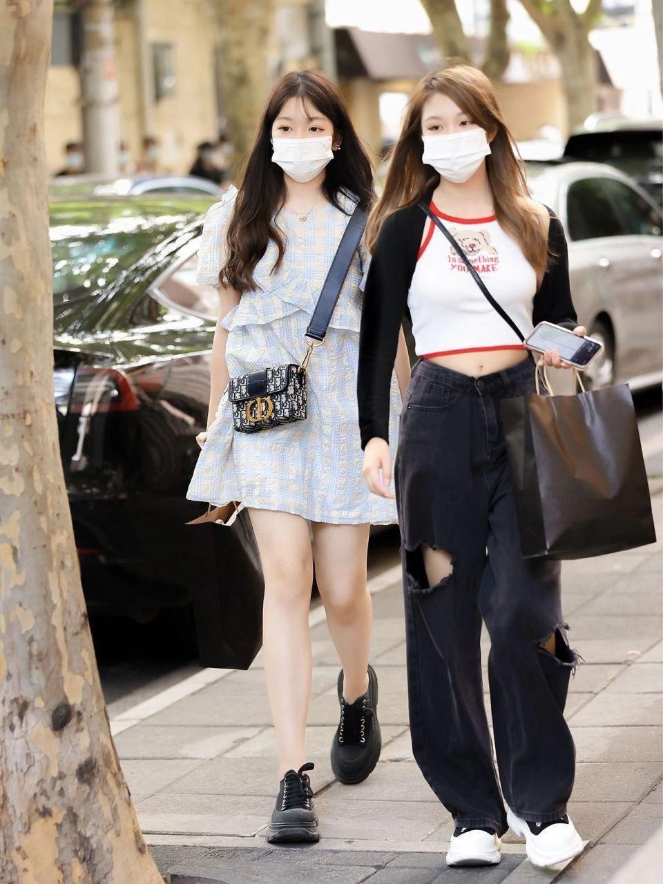 被广州街拍惊艳到了夏季流行穿背心阔腿裤洋气又个性