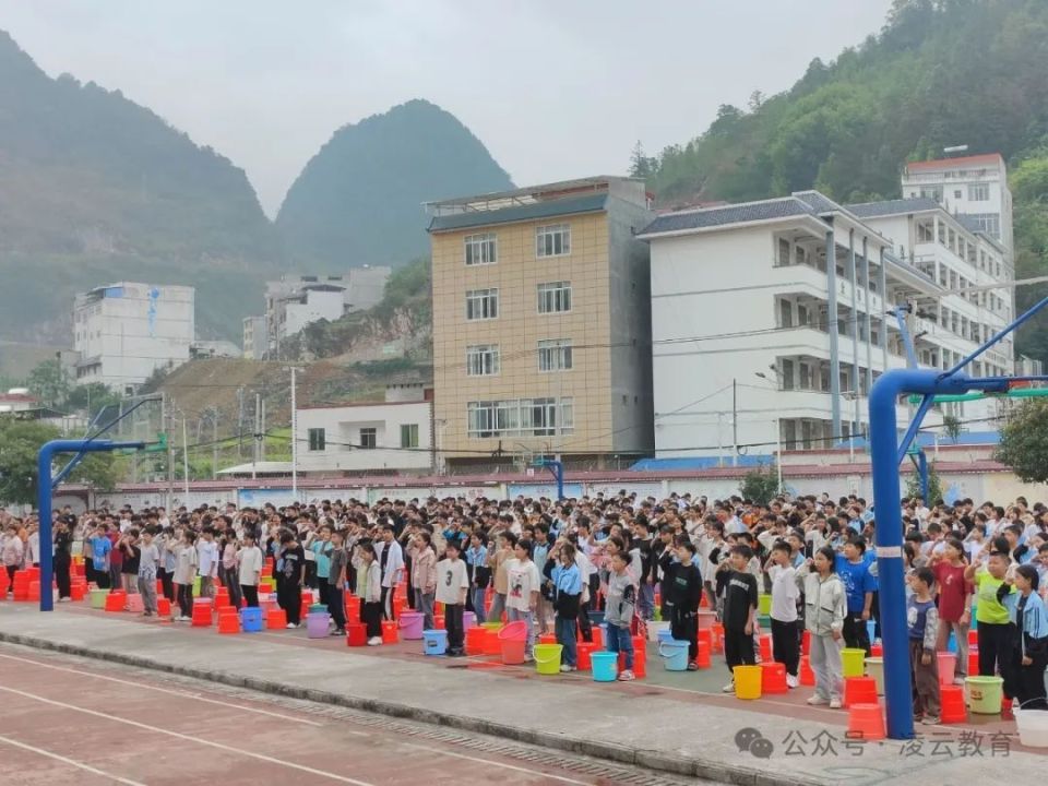 凌云县逻楼镇初级中学举行防溺水安全演练