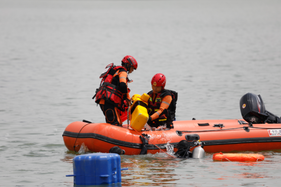 新装备新战法集中亮相!河南消防救援队伍开展防汛实战演练
