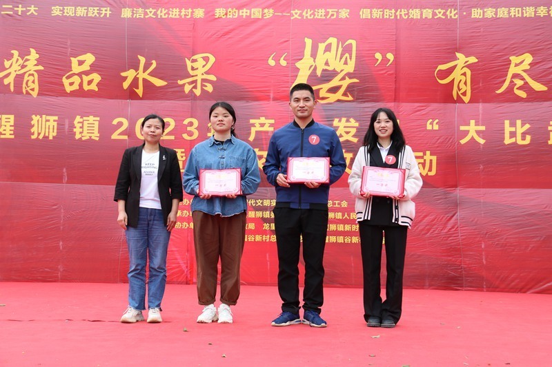 龙里县醒狮镇千亩樱桃红游客醉其中