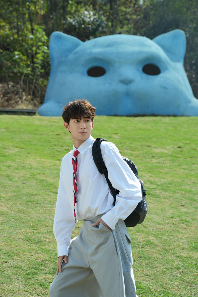 林更新再登杂志封面,阳光帅气有活力,背包漫步气质出众堪称校草