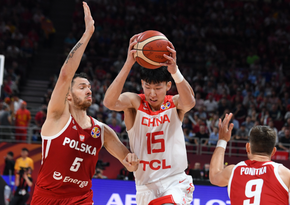 国足胜泰国引杨毅暗批篮协不作为这动作都不吃牌男篮却全靠自己