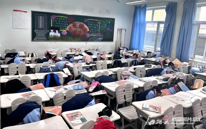 在乌鲁木齐市第三中学,地震应急疏散演练活动正在进行.