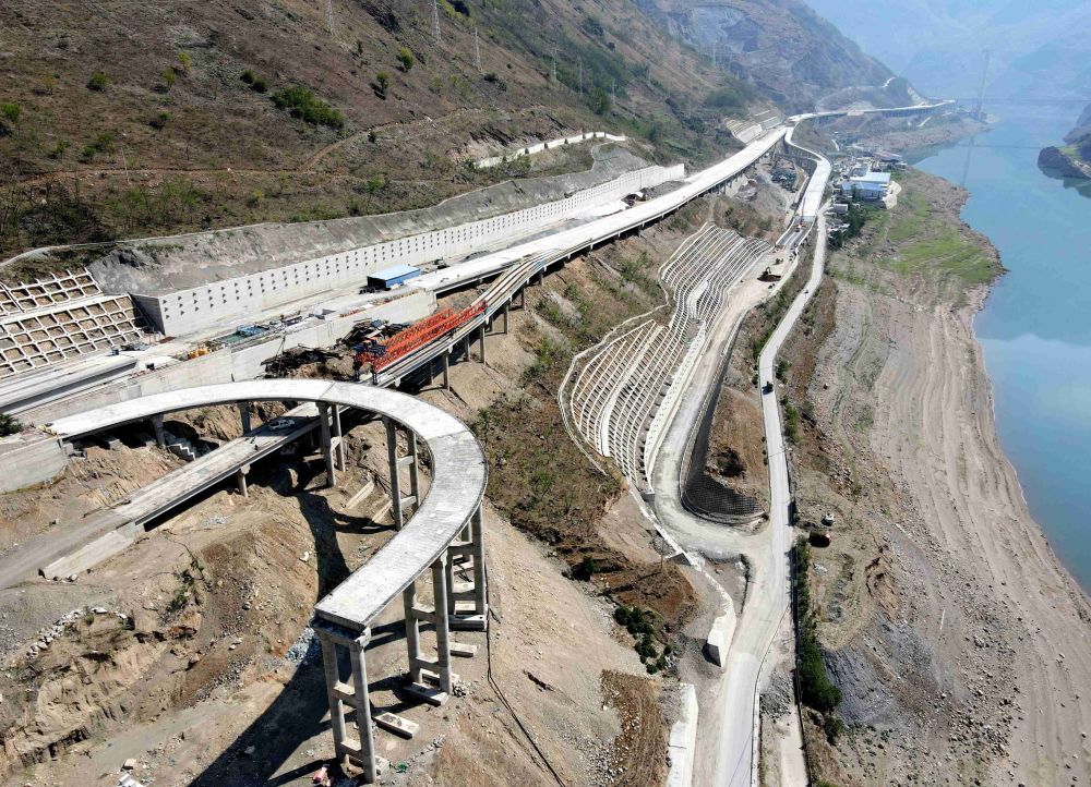 g4216沿江高速公路金宁4标全力确保先通段通车