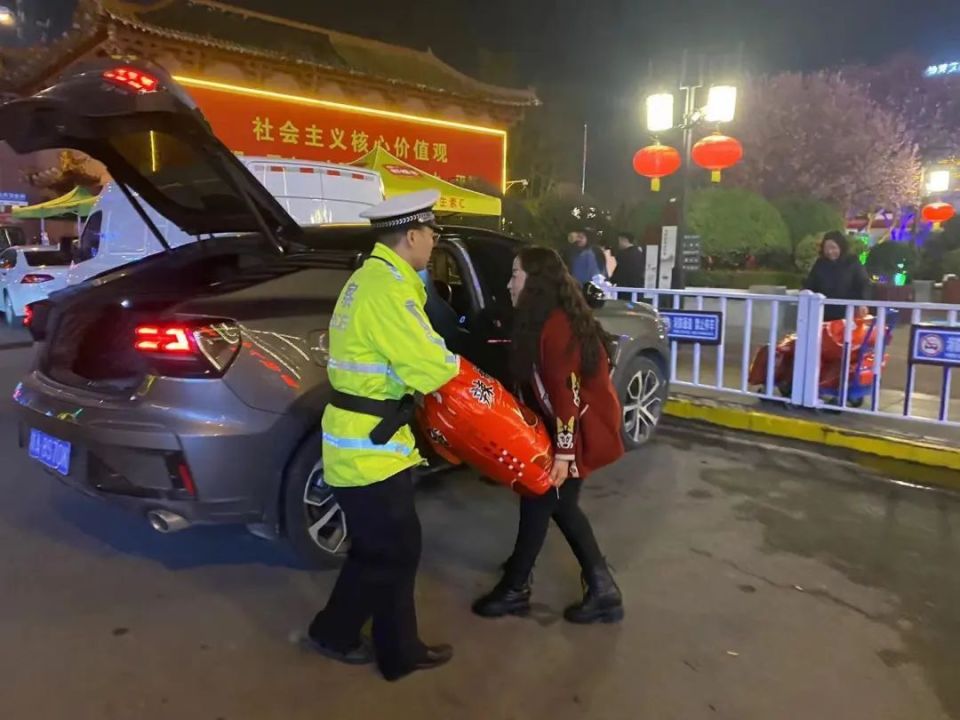 天水交警挪车走红,当事交警回应 _腾讯新闻