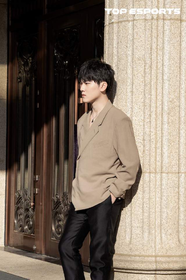 活动中,jackeylove孙杨等运动员一同亮相,他们在镜头