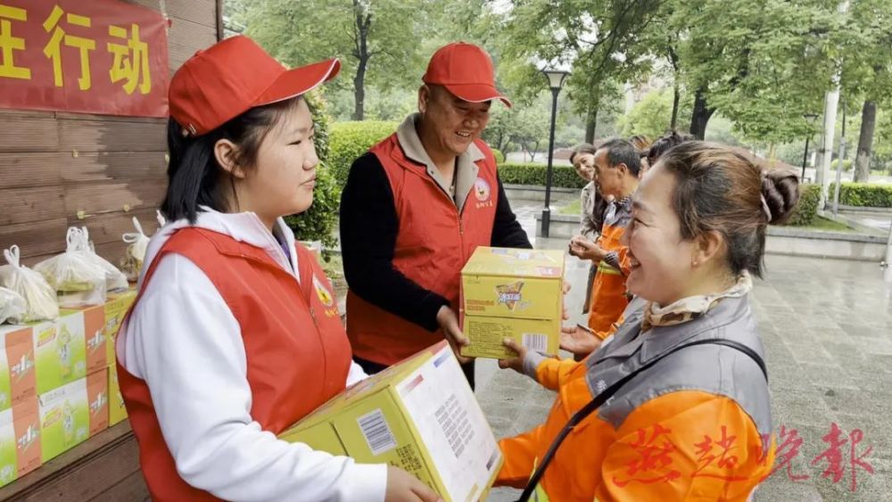 城市文明大行动｜圆梦 小小志愿者为环卫工人献爱心