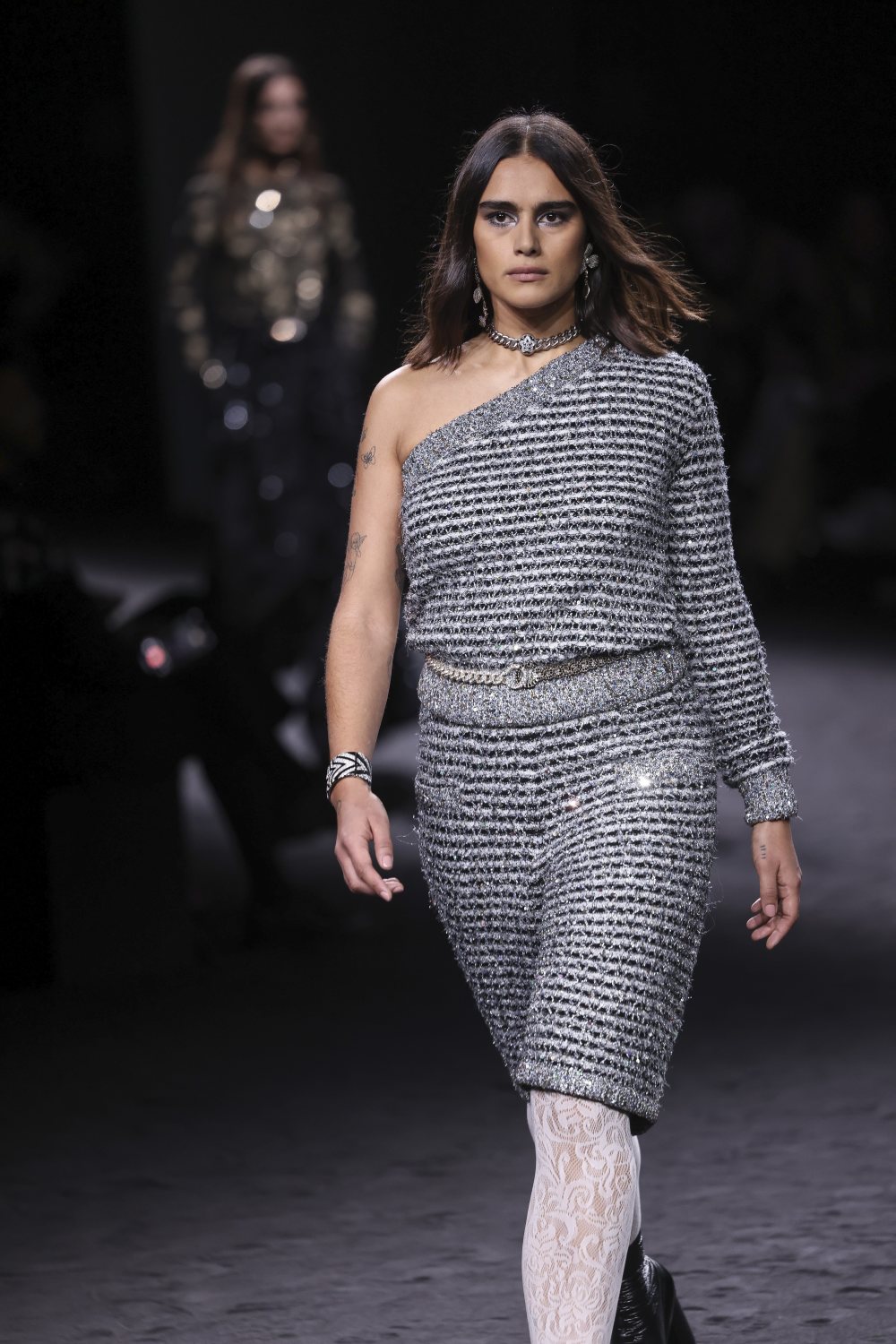 模特在法国巴黎时装周上展示香奈儿品牌的2023