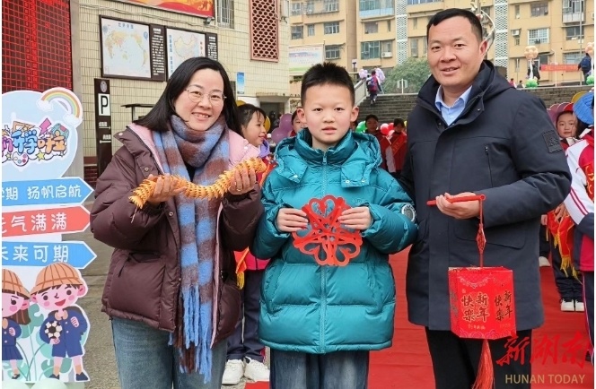 娄底二小举行了"前程朤朤今胜昔 龙行龘龘新学期"为主题的开学仪式.