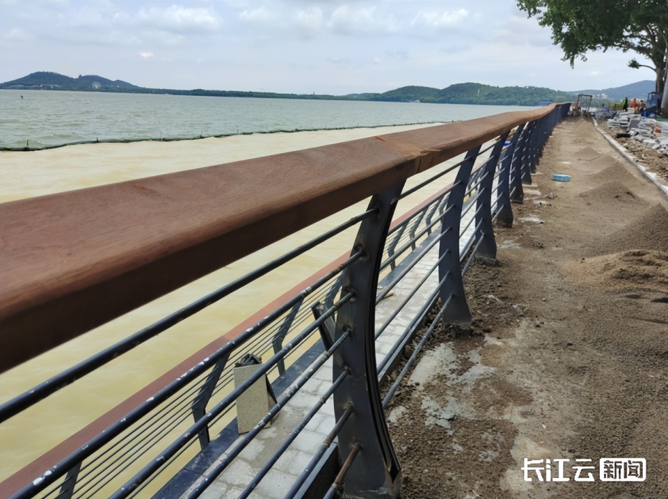 全新的湖面栈道东湖南路路面已刷黑主体面貌已完全显现随着季夏脚步的