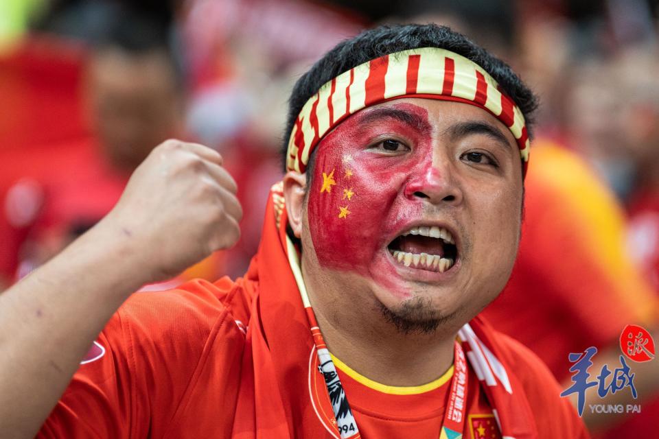 视频 图集|中韩大战开赛!中国球迷现场呐喊助威_腾讯新闻